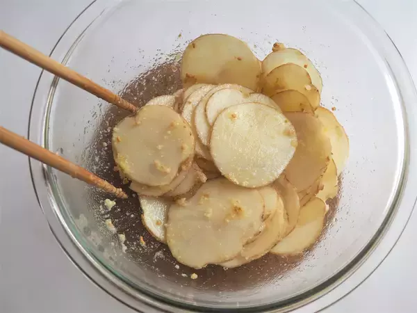 「【ポテチ級のカリカリ食感】中はホクホク♡極薄じゃがいもで「ミルフィーユポテト」作ってみた！秘密は重ね方に」の画像