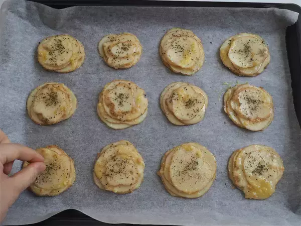「【ポテチ級のカリカリ食感】中はホクホク♡極薄じゃがいもで「ミルフィーユポテト」作ってみた！秘密は重ね方に」の画像
