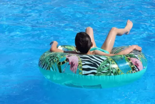 パンパンな浮き輪の「空気抜き」が超絶簡単になる裏ワザ！え、ストロー1本で⁉試してみた！