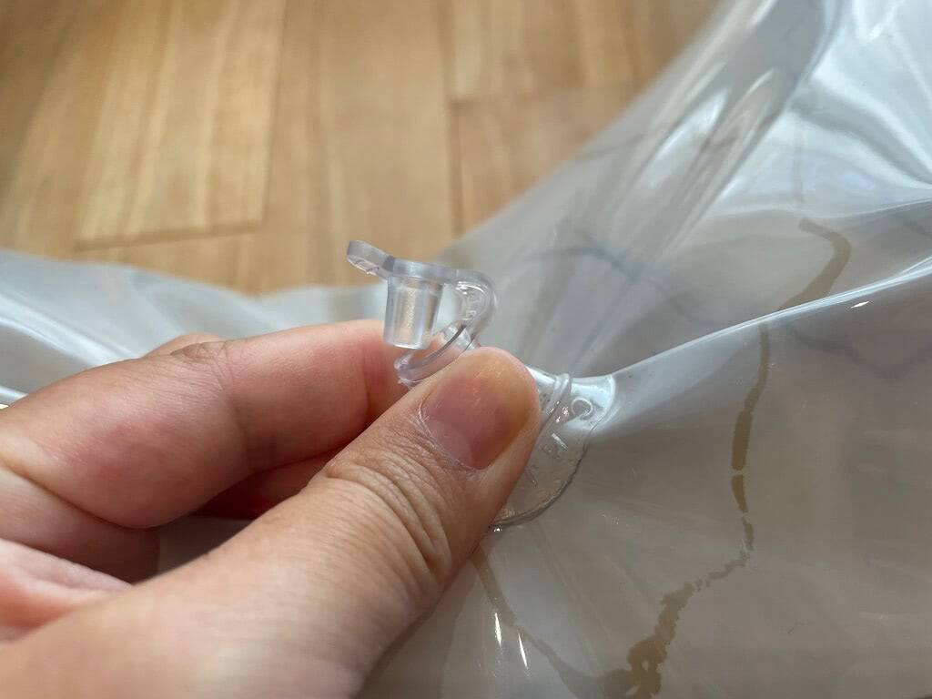 パンパンな浮き輪の「空気抜き」が超絶簡単になる裏ワザ！え、ストロー1本で⁉試してみた！