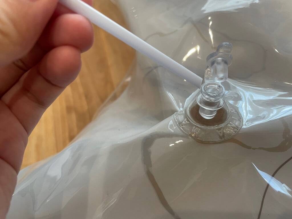 パンパンな浮き輪の「空気抜き」が超絶簡単になる裏ワザ！え、ストロー1本で⁉試してみた！