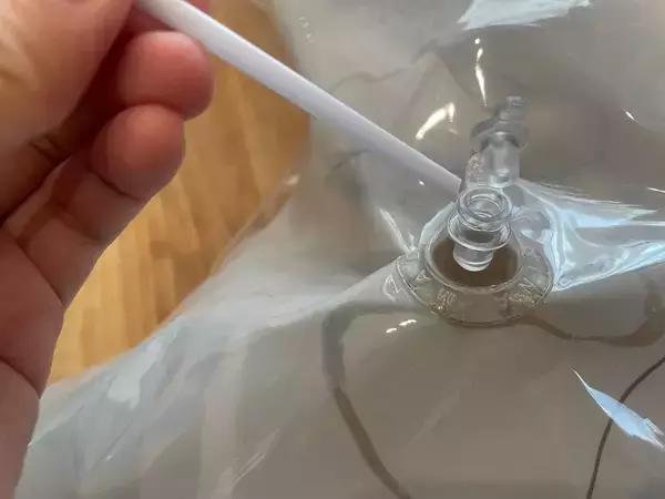 「パンパンな浮き輪の「空気抜き」が超絶簡単になる裏ワザ！え、ストロー1本で⁉試してみた！」の画像