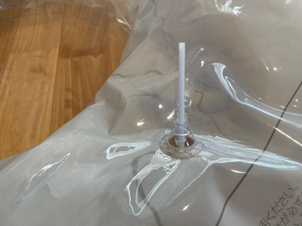 パンパンな浮き輪の「空気抜き」が超絶簡単になる裏ワザ！え、ストロー1本で⁉試してみた！