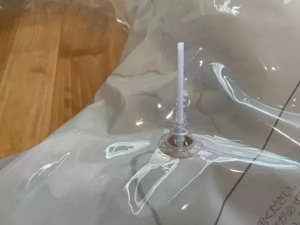 「パンパンな浮き輪の「空気抜き」が超絶簡単になる裏ワザ！え、ストロー1本で⁉試してみた！」の画像