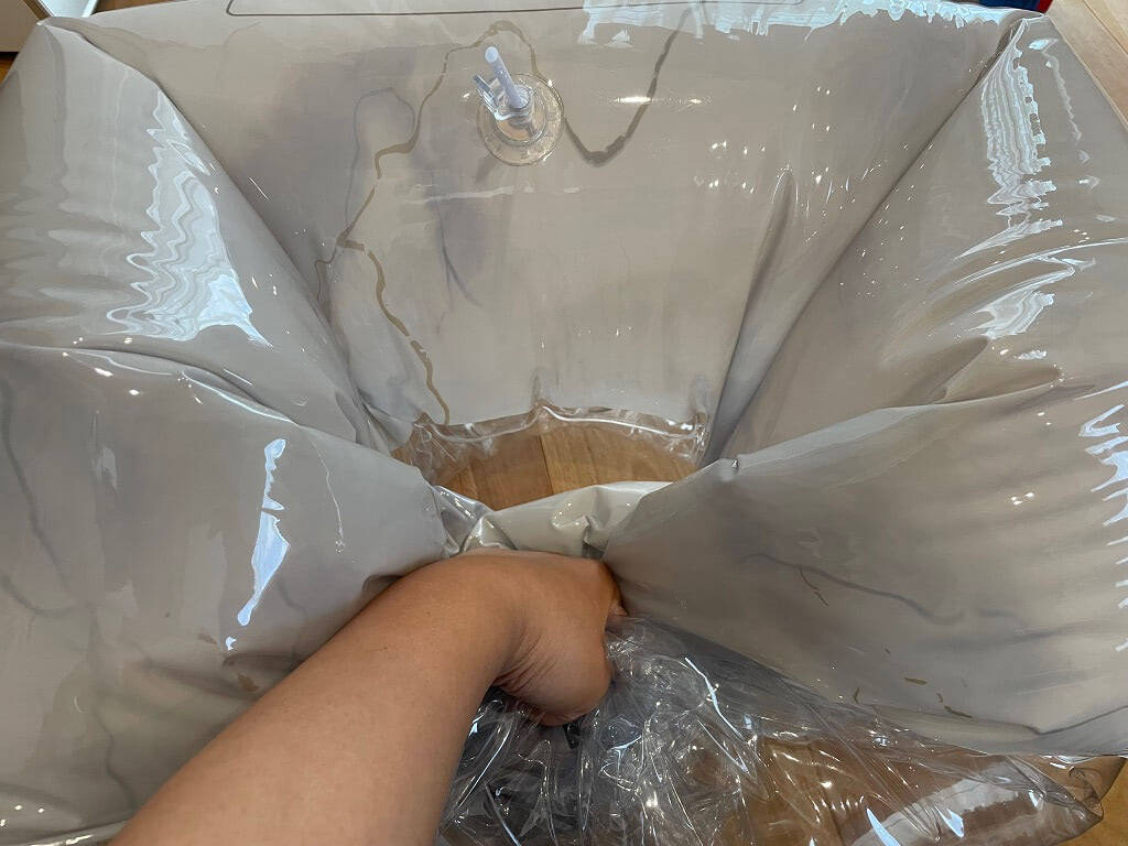 パンパンな浮き輪の「空気抜き」が超絶簡単になる裏ワザ！え、ストロー1本で⁉試してみた！