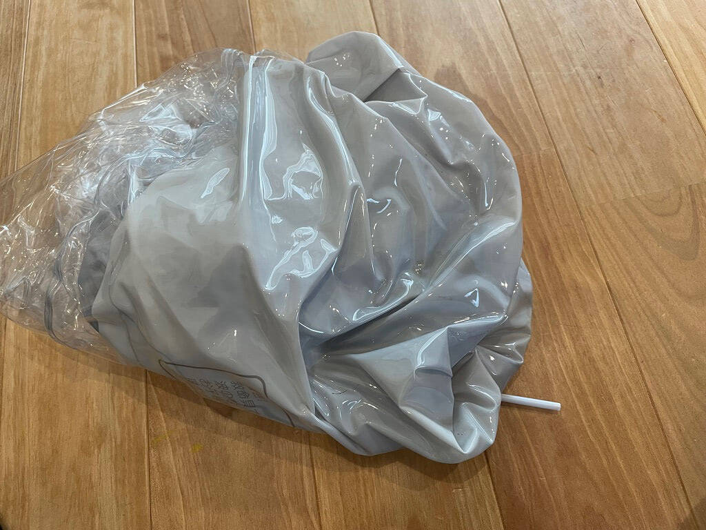 パンパンな浮き輪の「空気抜き」が超絶簡単になる裏ワザ！え、ストロー1本で⁉試してみた！