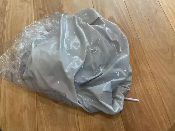 「パンパンな浮き輪の「空気抜き」が超絶簡単になる裏ワザ！え、ストロー1本で⁉試してみた！」の画像