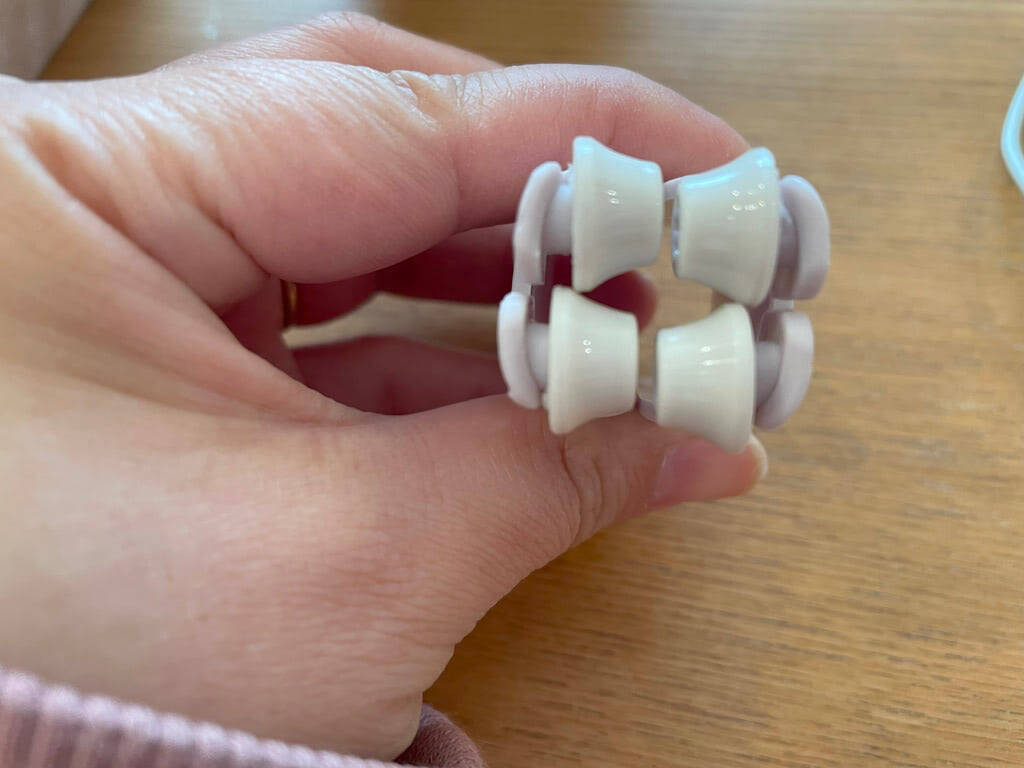 【セリアの癒し系】指をマッサするのが想像以上に気持ちいい♡「コンパクト指ローラー」でコロコロしてみた