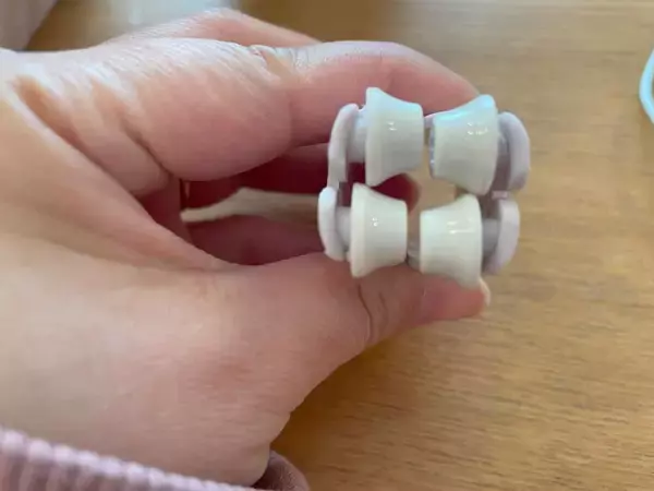 「【セリアの癒し系】指をマッサするのが想像以上に気持ちいい♡「コンパクト指ローラー」でコロコロしてみた」の画像