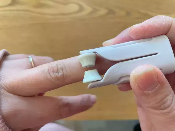 「【セリアの癒し系】指をマッサするのが想像以上に気持ちいい♡「コンパクト指ローラー」でコロコロしてみた」の画像