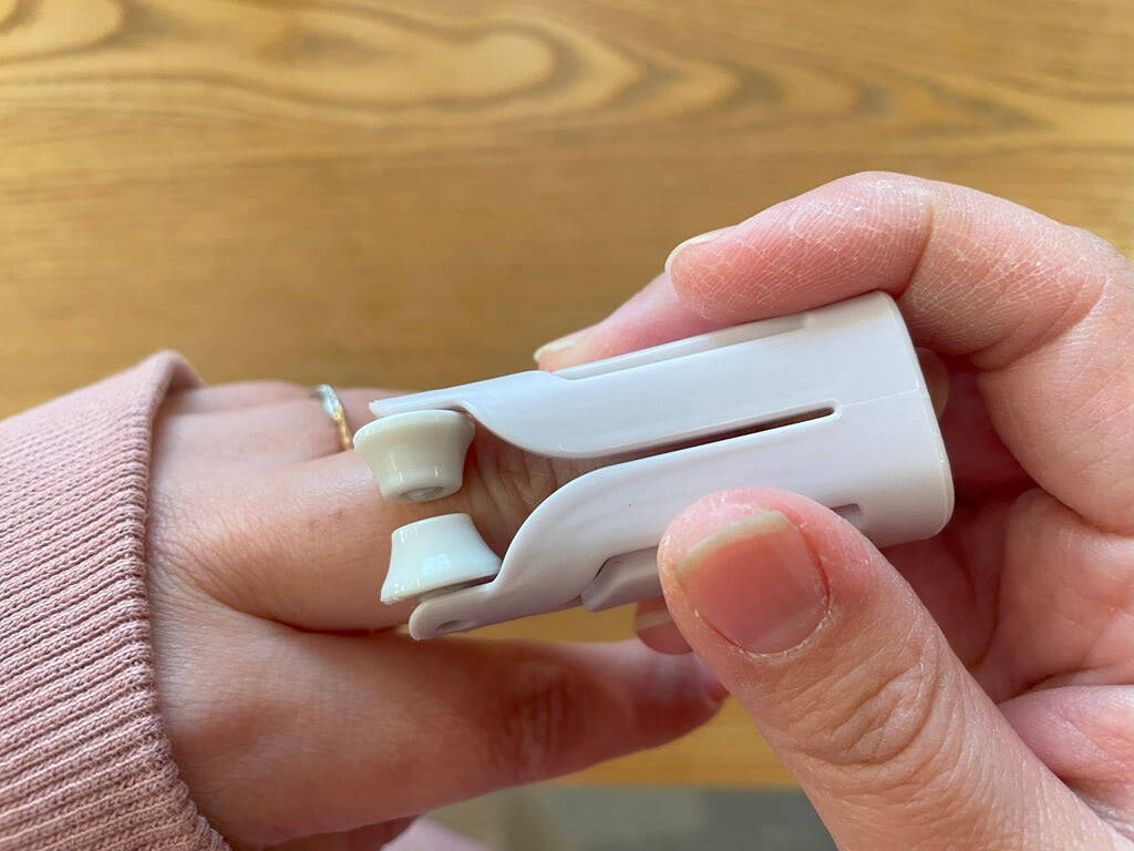 【セリアの癒し系】指をマッサするのが想像以上に気持ちいい♡「コンパクト指ローラー」でコロコロしてみた