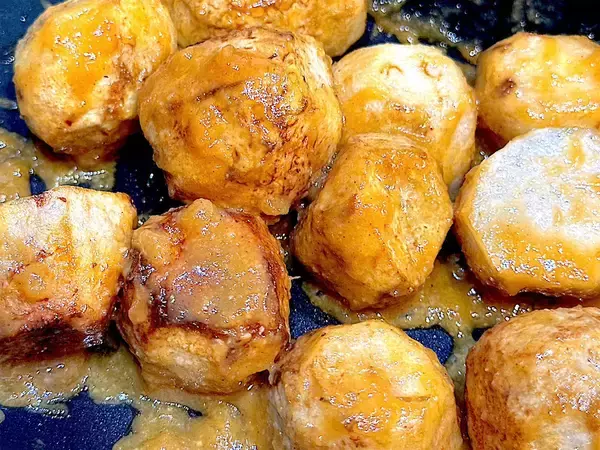 「【もう煮崩れない】里芋の煮っころがし作ろう！え、まず素揚げにする!?濃厚味噌ニンニク風味で白メシ消滅♡」の画像