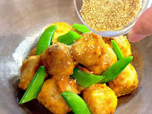 「【もう煮崩れない】里芋の煮っころがし作ろう！え、まず素揚げにする!?濃厚味噌ニンニク風味で白メシ消滅♡」の画像