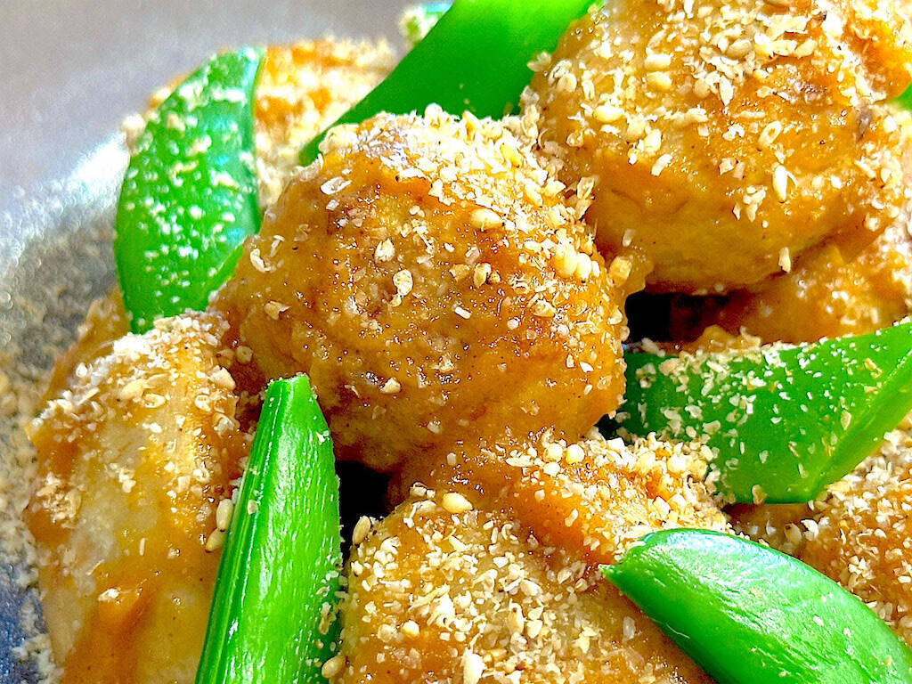 【もう煮崩れない】里芋の煮っころがし作ろう！え、まず素揚げにする!?濃厚味噌ニンニク風味で白メシ消滅♡