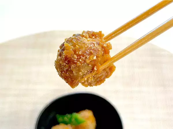 「【もう煮崩れない】里芋の煮っころがし作ろう！え、まず素揚げにする!?濃厚味噌ニンニク風味で白メシ消滅♡」の画像