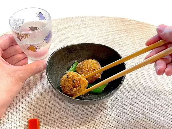 「【もう煮崩れない】里芋の煮っころがし作ろう！え、まず素揚げにする!?濃厚味噌ニンニク風味で白メシ消滅♡」の画像