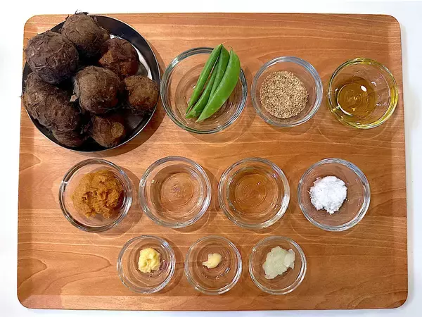 「【もう煮崩れない】里芋の煮っころがし作ろう！え、まず素揚げにする!?濃厚味噌ニンニク風味で白メシ消滅♡」の画像