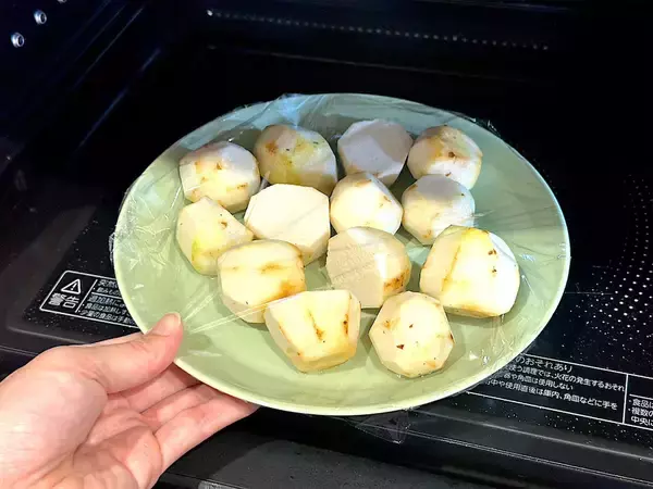 「【もう煮崩れない】里芋の煮っころがし作ろう！え、まず素揚げにする!?濃厚味噌ニンニク風味で白メシ消滅♡」の画像