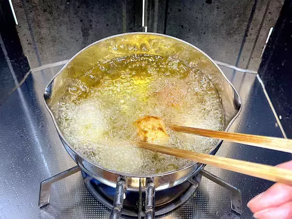 「【もう煮崩れない】里芋の煮っころがし作ろう！え、まず素揚げにする!?濃厚味噌ニンニク風味で白メシ消滅♡」の画像