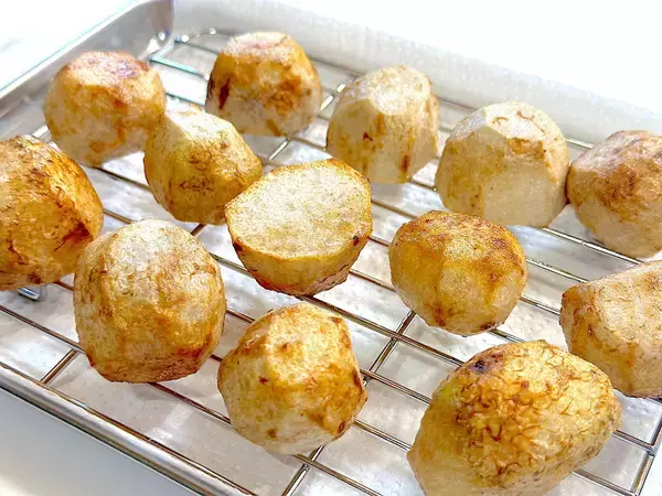 「【もう煮崩れない】里芋の煮っころがし作ろう！え、まず素揚げにする!?濃厚味噌ニンニク風味で白メシ消滅♡」の画像