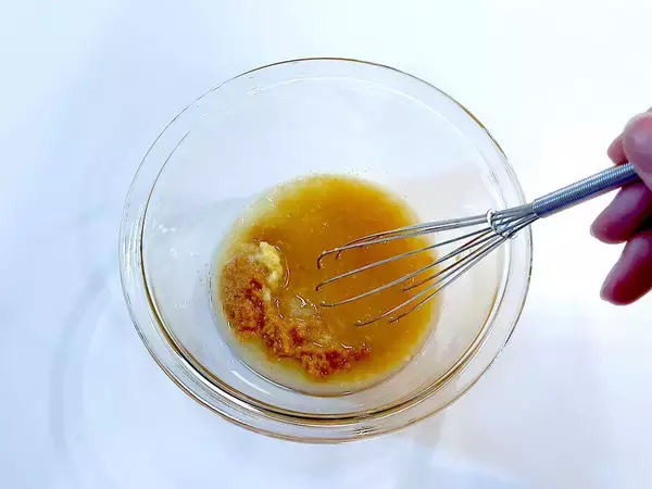 「【もう煮崩れない】里芋の煮っころがし作ろう！え、まず素揚げにする!?濃厚味噌ニンニク風味で白メシ消滅♡」の画像