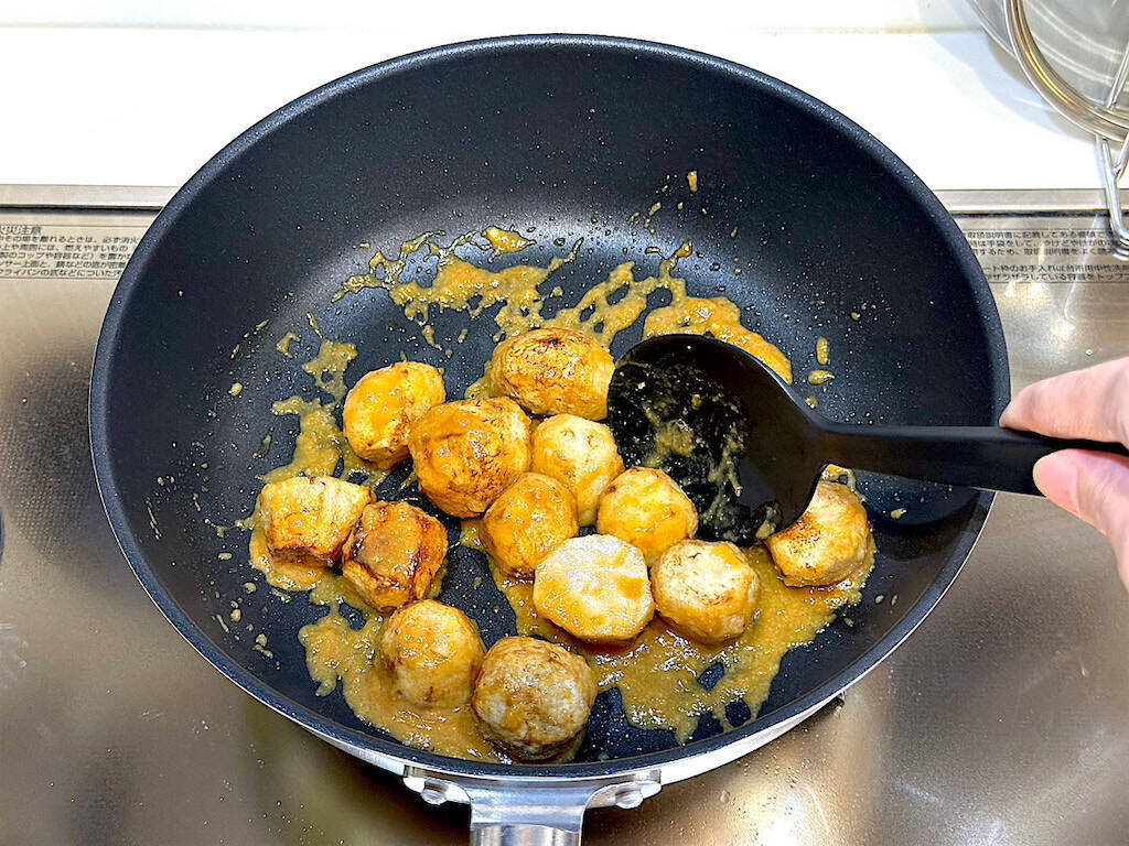 【もう煮崩れない】里芋の煮っころがし作ろう！え、まず素揚げにする!?濃厚味噌ニンニク風味で白メシ消滅♡