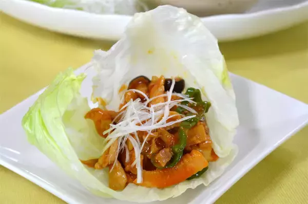 「【レタスで包むだけで本格中華に！】豚肉炒めを「レタス」にイン！した結果…シンプルに手が止まらない件」の画像