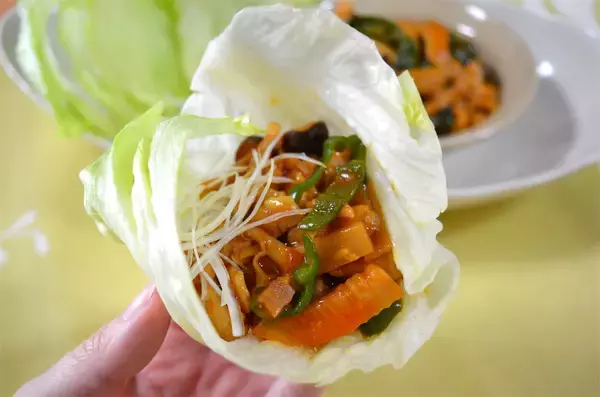 「【レタスで包むだけで本格中華に！】豚肉炒めを「レタス」にイン！した結果…シンプルに手が止まらない件」の画像