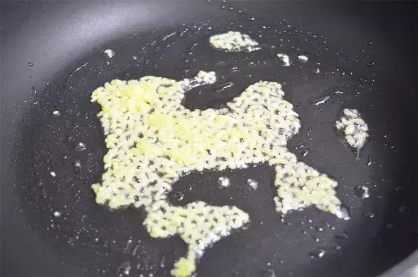 「【レタスで包むだけで本格中華に！】豚肉炒めを「レタス」にイン！した結果…シンプルに手が止まらない件」の画像