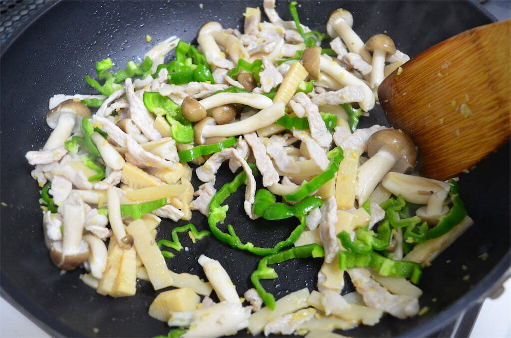 【レタスで包むだけで本格中華に！】豚肉炒めを「レタス」にイン！した結果…シンプルに手が止まらない件