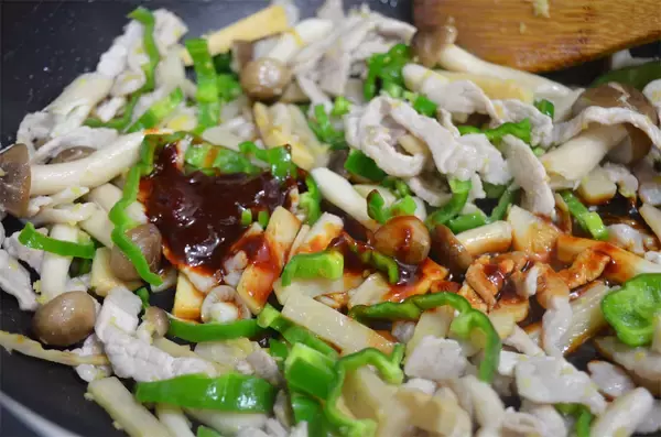 「【レタスで包むだけで本格中華に！】豚肉炒めを「レタス」にイン！した結果…シンプルに手が止まらない件」の画像