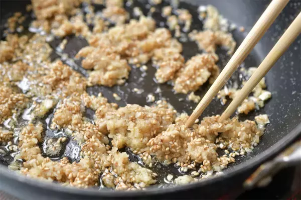 「【ニラ農家直伝！ご飯のお供】まんま家系味噌とんこつラーメン風⁉「万能ニラ味噌」感動レシピ初公開！」の画像