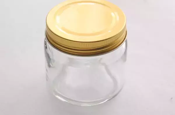 「【瓶のフタが開かないときの裏ワザ】道具一切不要！使うのは素手だけで確実に開ける方法を試してみた」の画像