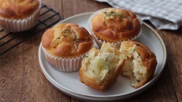 【発酵不要のお惣菜パン風】混ぜて焼くだけ「玉ねぎとベーコンのマフィン」は甘み＋マヨが絶品♪【元パティシエ直伝】