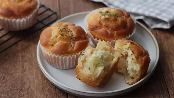 【発酵不要のお惣菜パン風】混ぜて焼くだけ「玉ねぎとベーコンのマフィン」は甘み＋マヨが絶品♪【元パティシエ直伝】