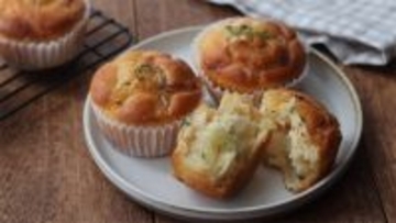 【発酵不要のお惣菜パン風】混ぜて焼くだけ「玉ねぎとベーコンのマフィン」は甘み＋マヨが絶品♪【元パティシエ直伝】