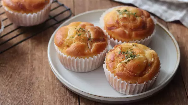 「【発酵不要のお惣菜パン風】混ぜて焼くだけ「玉ねぎとベーコンのマフィン」は甘み＋マヨが絶品♪【元パティシエ直伝】」の画像