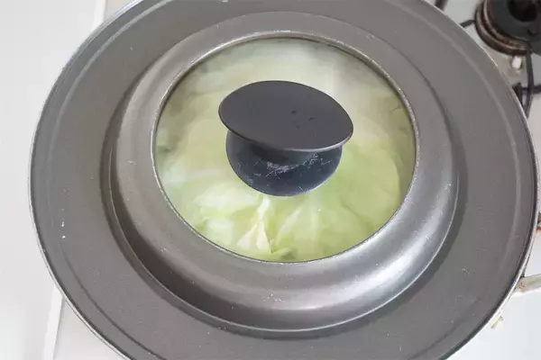 「【重ねる順番で絶品に変わる】フライパンで「春野菜のミルフィーユ」作ってみた！トマトソース＆チーズでコク爆発♡」の画像