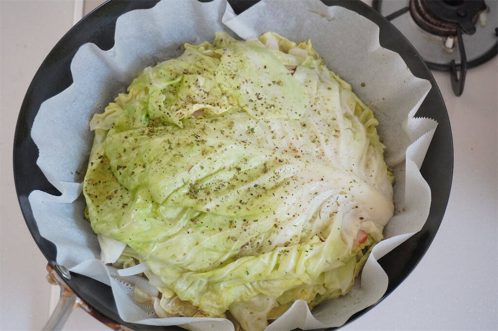 【重ねる順番で絶品に変わる】フライパンで「春野菜のミルフィーユ」作ってみた！トマトソース＆チーズでコク爆発♡