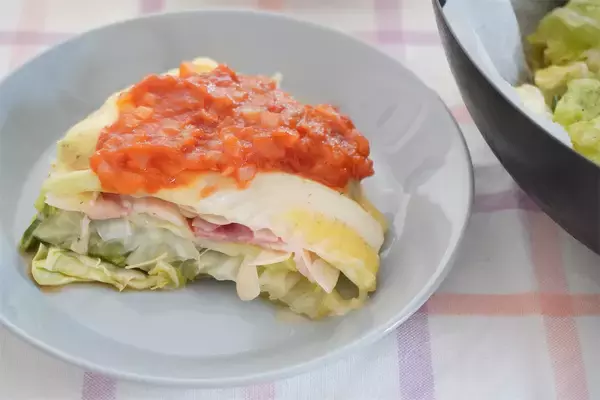 「【重ねる順番で絶品に変わる】フライパンで「春野菜のミルフィーユ」作ってみた！トマトソース＆チーズでコク爆発♡」の画像