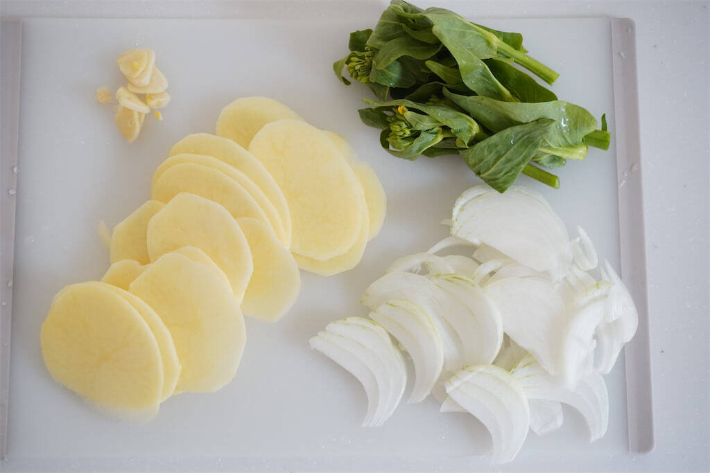 【重ねる順番で絶品に変わる】フライパンで「春野菜のミルフィーユ」作ってみた！トマトソース＆チーズでコク爆発♡