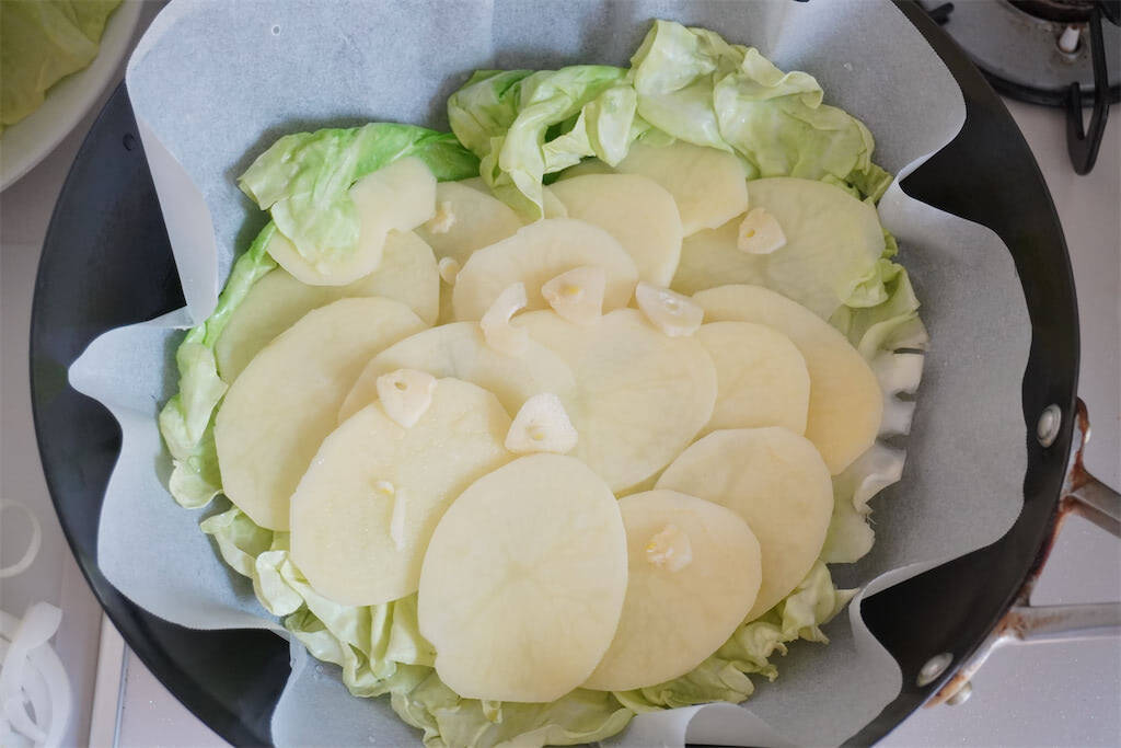【重ねる順番で絶品に変わる】フライパンで「春野菜のミルフィーユ」作ってみた！トマトソース＆チーズでコク爆発♡