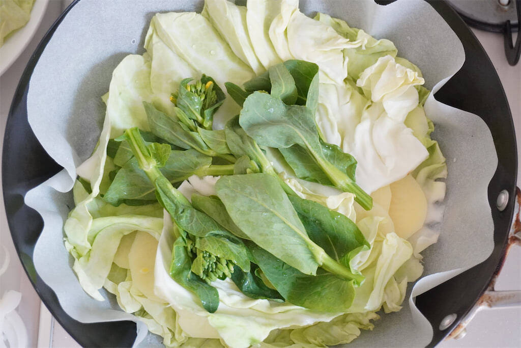 【重ねる順番で絶品に変わる】フライパンで「春野菜のミルフィーユ」作ってみた！トマトソース＆チーズでコク爆発♡