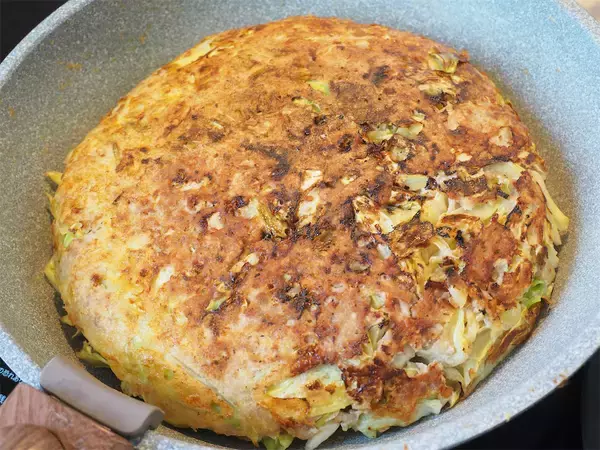 「【小麦粉ゼロのお好み焼き】フライパンで生地混ぜて焼くだけ！春キャベ＆豚ひき肉で特大に作ってみた♪」の画像