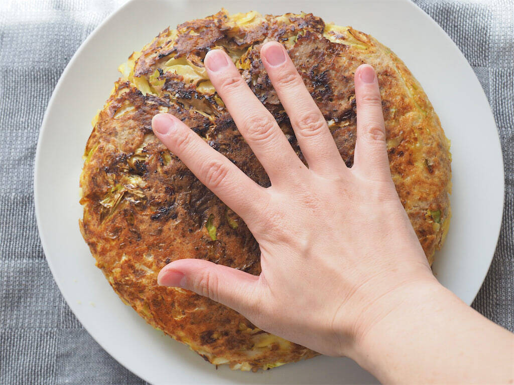 【小麦粉ゼロのお好み焼き】フライパンで生地混ぜて焼くだけ！春キャベ＆豚ひき肉で特大に作ってみた♪