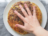 「【小麦粉ゼロのお好み焼き】フライパンで生地混ぜて焼くだけ！春キャベ＆豚ひき肉で特大に作ってみた♪」の画像13