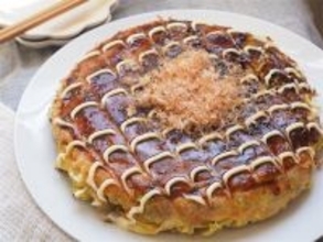 【小麦粉ゼロのお好み焼き】フライパンで生地混ぜて焼くだけ！春キャベ＆豚ひき肉で特大に作ってみた♪