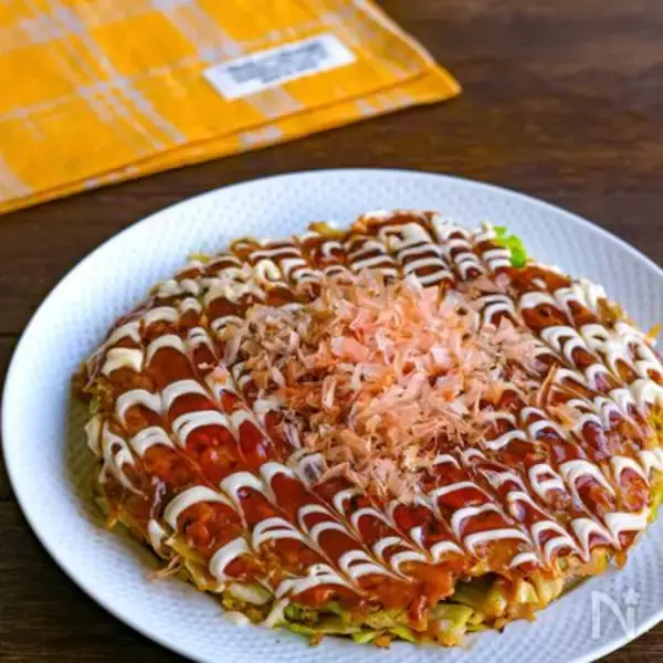 「【小麦粉ゼロのお好み焼き】フライパンで生地混ぜて焼くだけ！春キャベ＆豚ひき肉で特大に作ってみた♪」の画像