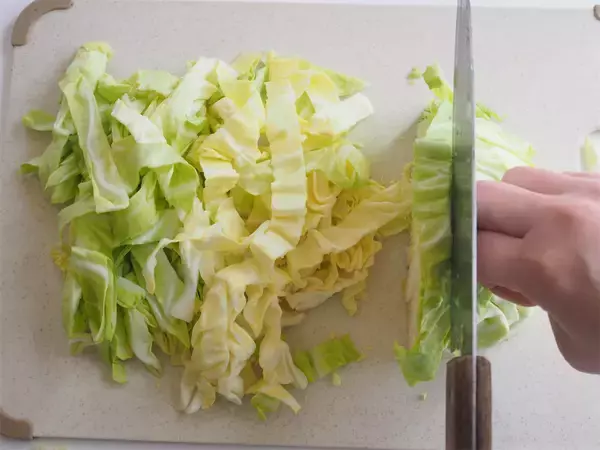 「【小麦粉ゼロのお好み焼き】フライパンで生地混ぜて焼くだけ！春キャベ＆豚ひき肉で特大に作ってみた♪」の画像