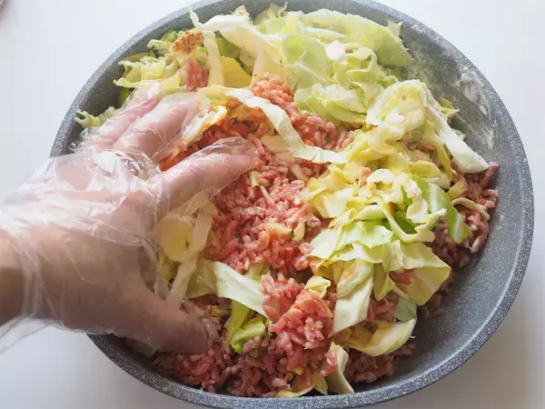 「【小麦粉ゼロのお好み焼き】フライパンで生地混ぜて焼くだけ！春キャベ＆豚ひき肉で特大に作ってみた♪」の画像